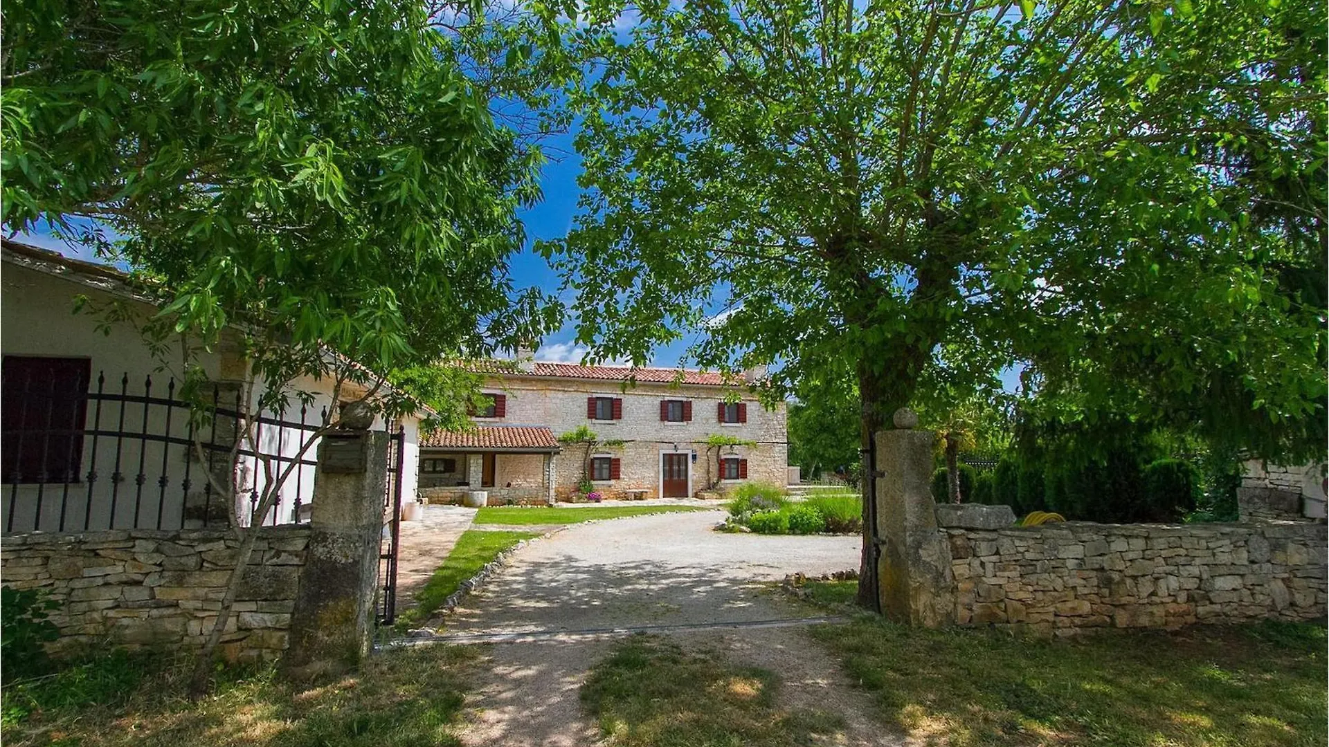 Villa Edera Jursici 0*,