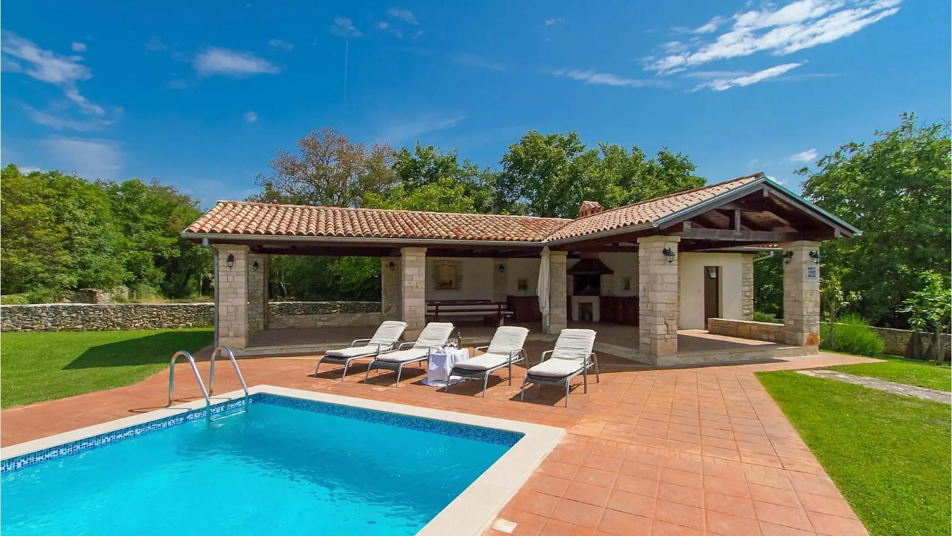 Villa Edera Jursici 0*,