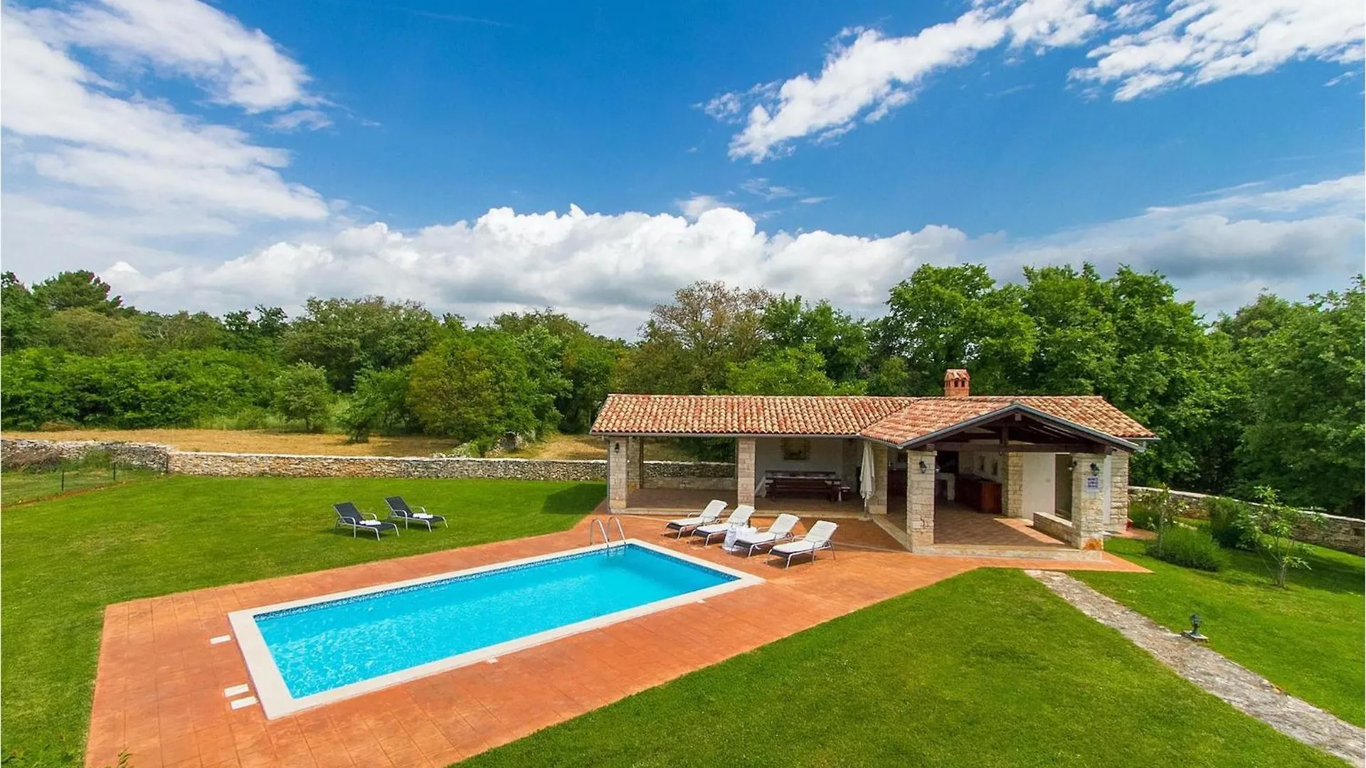 Villa Edera Jursici 0*,